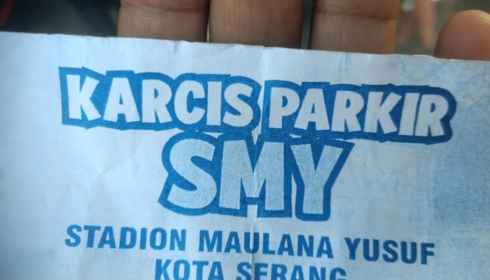 Karcis diduga parkir liar kawasan Stadion Mini selama pelaksanaan Kota Serang Fair 2026.