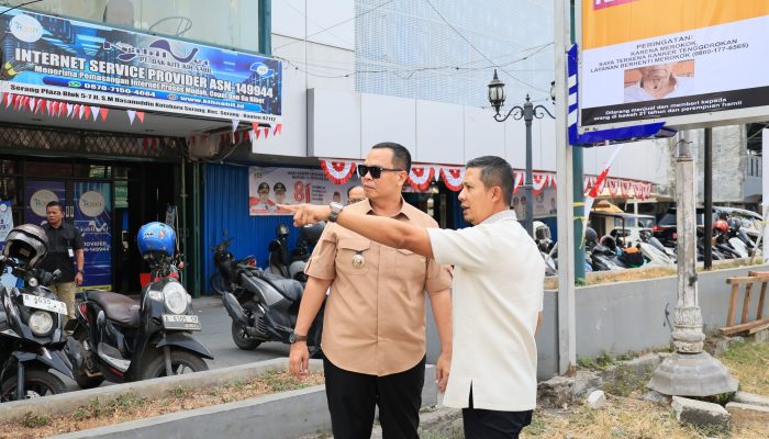 Wali Kota Serang Budi Rustandi membahas rencana menghubungkan Pasar Lama, Royal Baru dan Alun-Alun sebagai sentral ekonomi baru