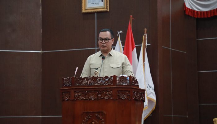 Wali Kota Serang Budi Rustandi menyampaikan tanggapan terhadap pandangan fraksi DPRD dalam rapat paripurna perubahan APBD 2026