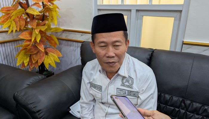 Ketua DPRD Kota Serang Muji Rohman menyampaikan perkembangan pembahasan revisi Perda Penyelenggaraan Usaha Kepariwisataan (PUK).