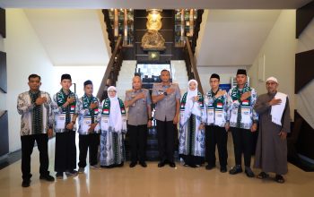 Kapolda Banten Irjen Pol Hengki melepas tujuh personel Polda Banten yang akan melaksanakan ibadah umrah.