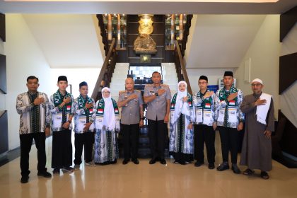 Kapolda Banten Irjen Pol Hengki melepas tujuh personel Polda Banten yang akan melaksanakan ibadah umrah.
