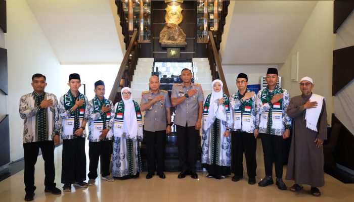 Kapolda Banten Irjen Pol Hengki melepas tujuh personel Polda Banten yang akan melaksanakan ibadah umrah.