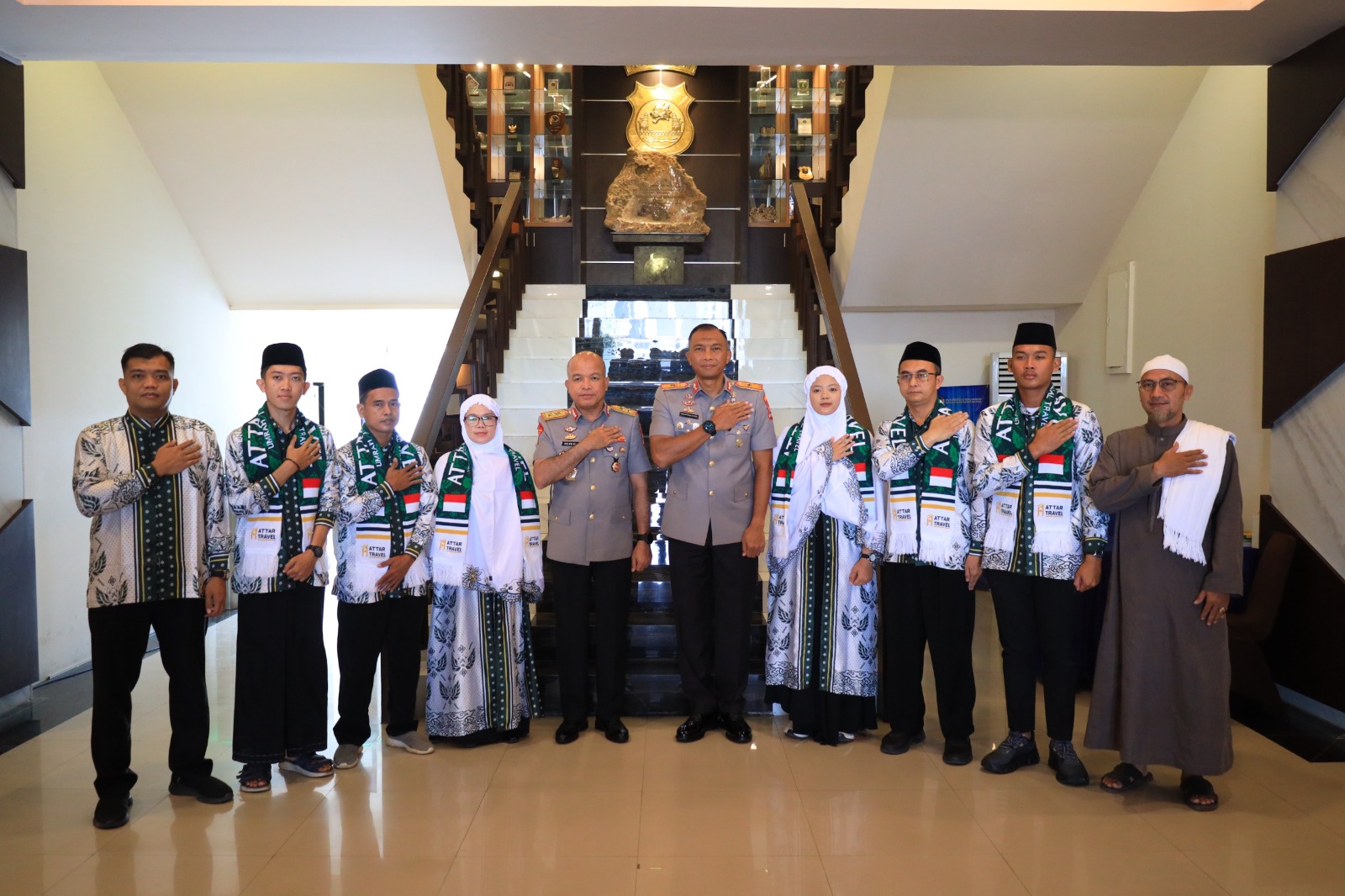 Kapolda Banten Irjen Pol Hengki melepas tujuh personel Polda Banten yang akan melaksanakan ibadah umrah.