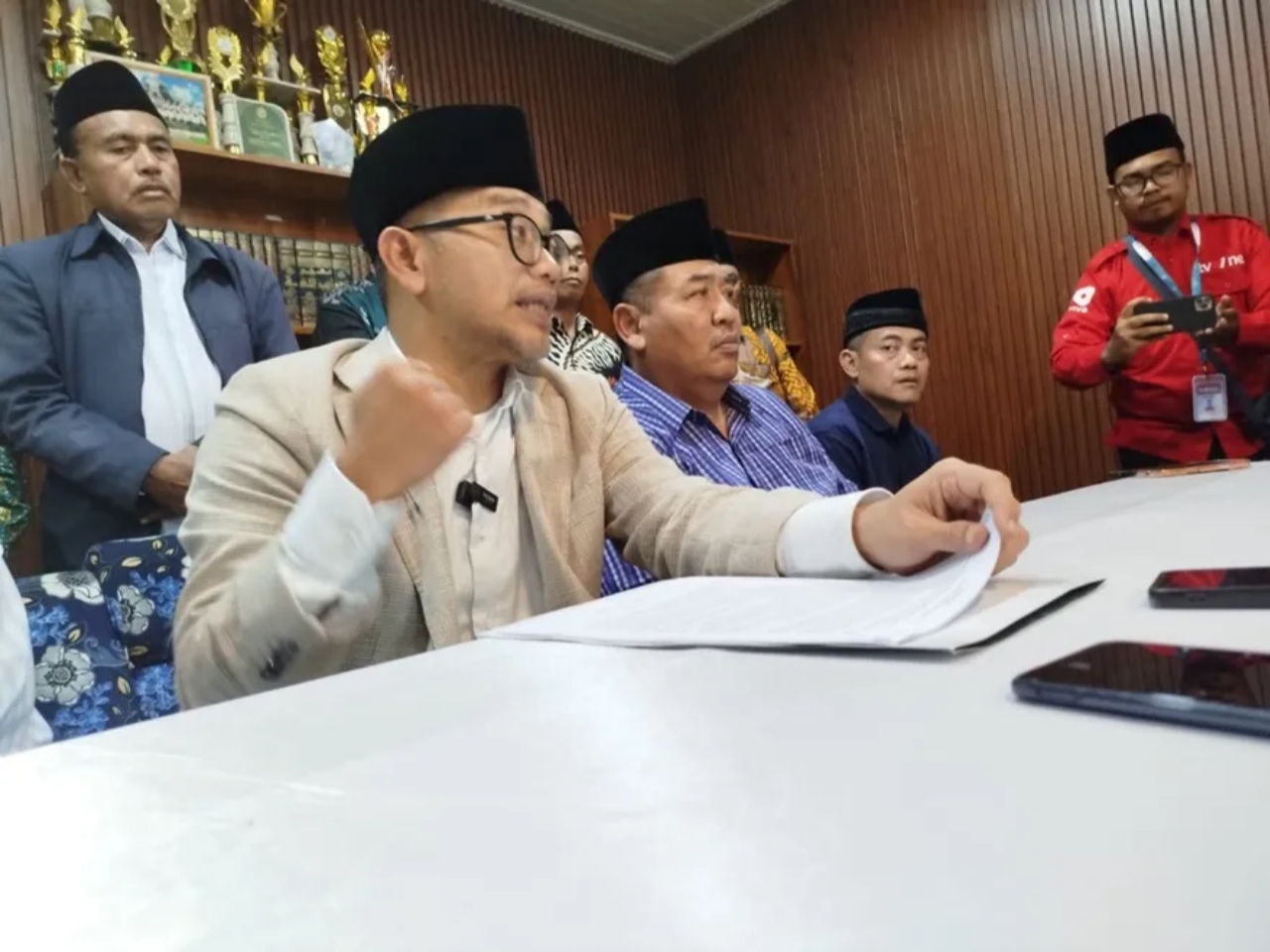 KH Abdussalam Shohib atau Gus Salam menyampaikan keterangan kepada wartawan terkait dinamika Muktamar NU ke-35 di Jombang, termasuk dugaan intimidasi dan kekerasan terhadap peserta muktamar.