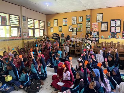 KKN Kelompok 68 UIN Sultan Maulana Hasanuddin Banten memberikan edukasi tentang bullying dan praktik butterfly hug kepada siswa kelas 4 dan 5 SDN Kemang, Desa Angsana, Kecamatan Mancak.