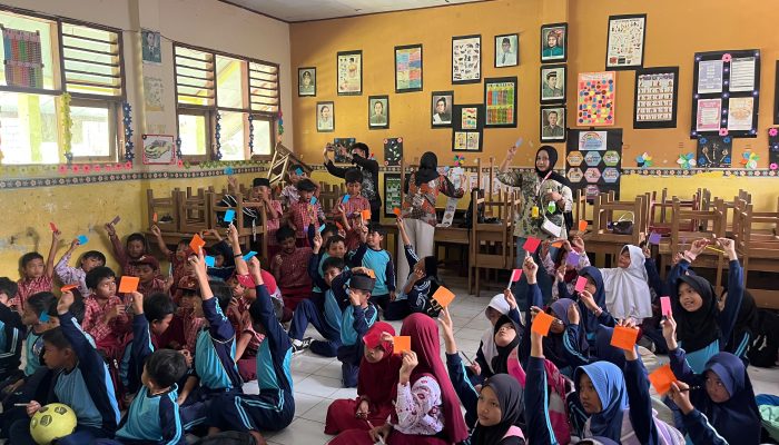 KKN Kelompok 68 UIN Sultan Maulana Hasanuddin Banten memberikan edukasi tentang bullying dan praktik butterfly hug kepada siswa kelas 4 dan 5 SDN Kemang, Desa Angsana, Kecamatan Mancak.