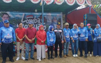 Ketua Demokrat Banten Iti Octavia Jayabaya mengikuti lomba balap karung bersama warga saat Pesta Rakyat HUT RI ke-81 di Kampung Turus, Kelurahan Penancangan, Kota Serang, Minggu, 23 Agustus 2026