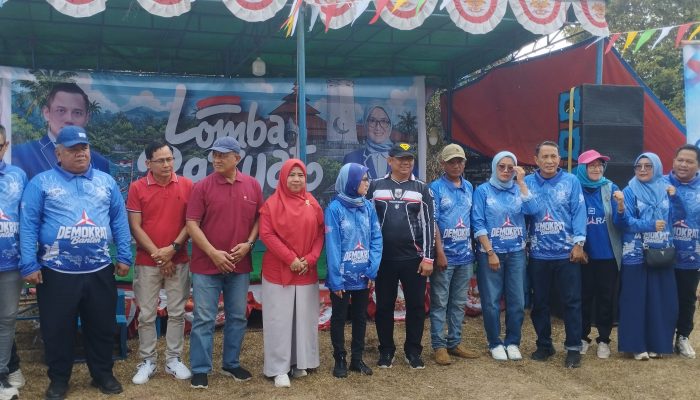 Ketua Demokrat Banten Iti Octavia Jayabaya mengikuti lomba balap karung bersama warga saat Pesta Rakyat HUT RI ke-81 di Kampung Turus, Kelurahan Penancangan, Kota Serang, Minggu, 23 Agustus 2026