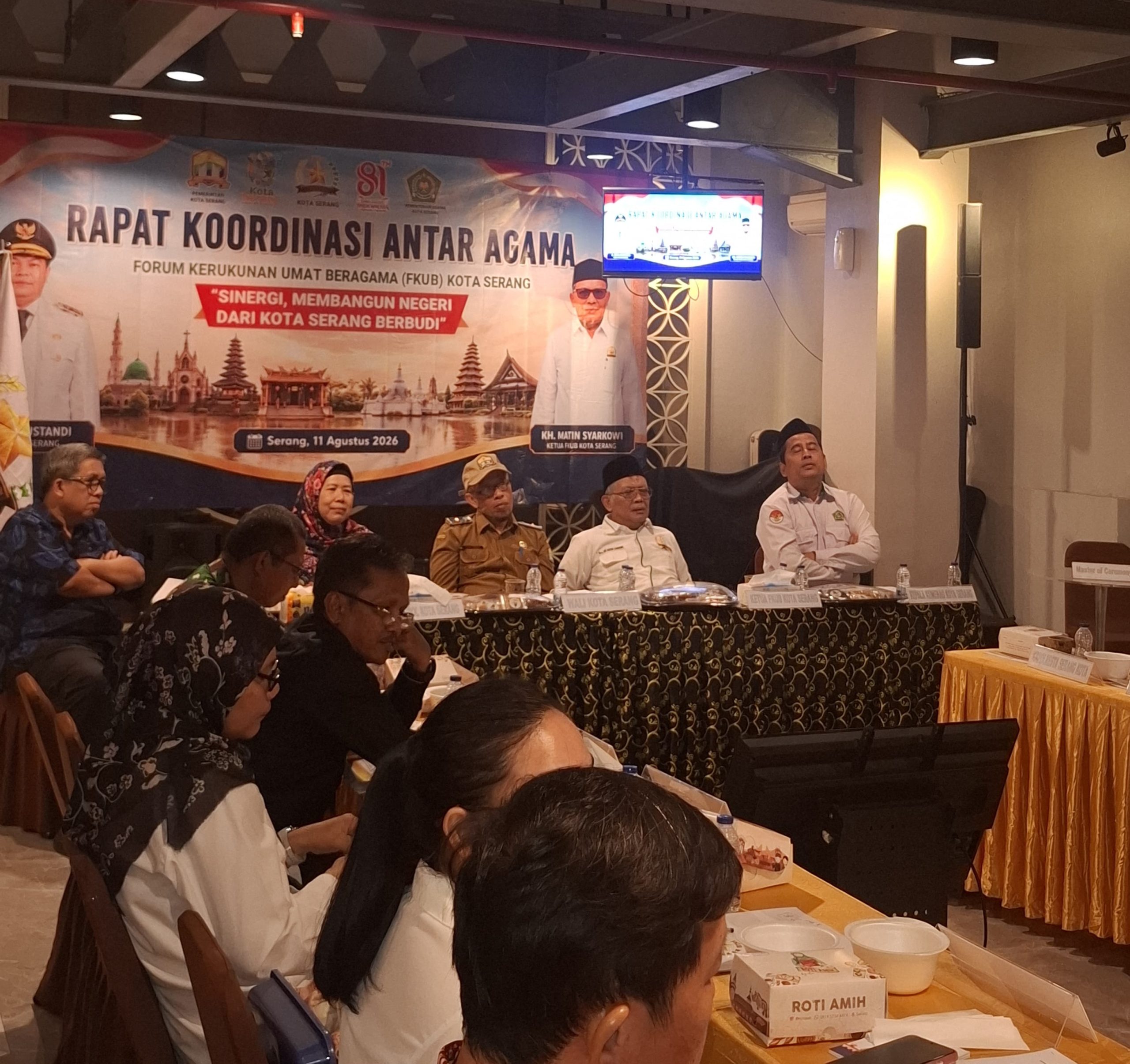 Ketua FKUB Kota Serang bersama tokoh agama, pemerintah, TNI, Polri, dan pemangku kepentingan menghadiri Rapat Koordinasi Lintas Agama di GBI Eliezar, Kota Serang, Selasa (11/8/2026).