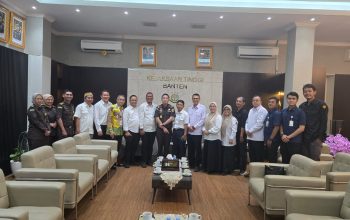 Ketua IKA UNPAD Provinsi Banten Tb. Iwan Ridwan bersama jajaran pengurus saat melakukan audiensi dengan Kajati Banten Herry Hermanus Horo di Kantor Kejaksaan Tinggi Banten, Serang.