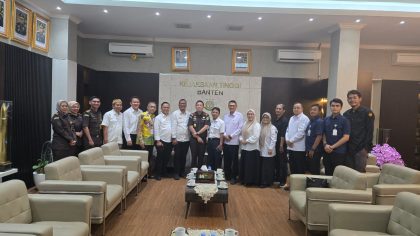 Ketua IKA UNPAD Provinsi Banten Tb. Iwan Ridwan bersama jajaran pengurus saat melakukan audiensi dengan Kajati Banten Herry Hermanus Horo di Kantor Kejaksaan Tinggi Banten, Serang.