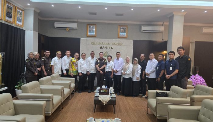 Ketua IKA UNPAD Provinsi Banten Tb. Iwan Ridwan bersama jajaran pengurus saat melakukan audiensi dengan Kajati Banten Herry Hermanus Horo di Kantor Kejaksaan Tinggi Banten, Serang.