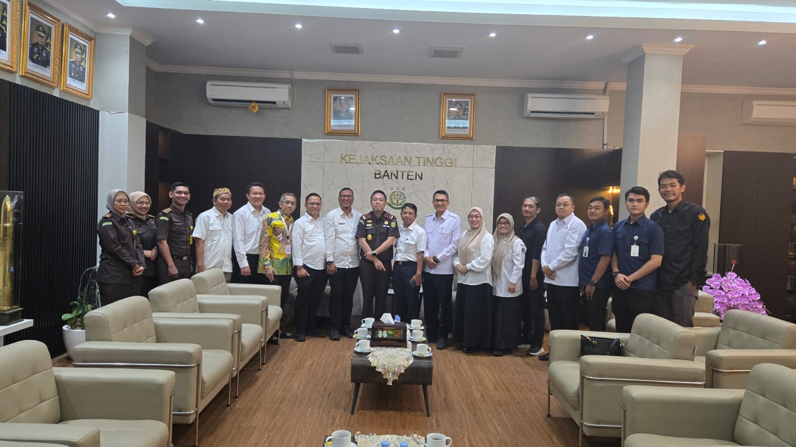 Ketua IKA UNPAD Provinsi Banten Tb. Iwan Ridwan bersama jajaran pengurus saat melakukan audiensi dengan Kajati Banten Herry Hermanus Horo di Kantor Kejaksaan Tinggi Banten, Serang.