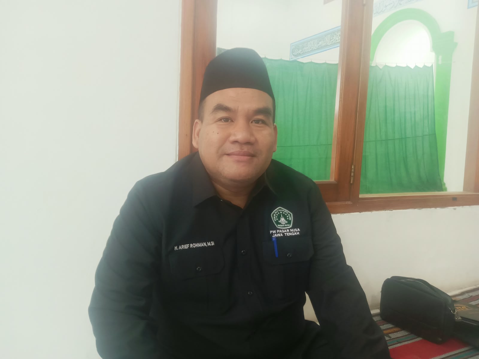 Ketua PW Pagar Nusa Jawa Tengah, Gus Arief, meninjau 52 personel Pasukan Inti Pagar Nusa yang bertugas membantu pengamanan Muktamar NU ke-35 di Tambakberas, Jombang.