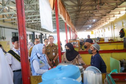 Ketua TP PKK Provinsi Banten, Tinawati Andra Soni, meninjau penerapan budaya hidup sehat di SMA Negeri 2 Tangerang saat penilaian Lomba Sekolah Sehat (LSS) 2026 tingkat Provinsi Banten.