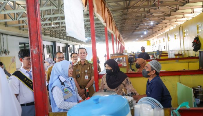 Ketua TP PKK Provinsi Banten, Tinawati Andra Soni, meninjau penerapan budaya hidup sehat di SMA Negeri 2 Tangerang saat penilaian Lomba Sekolah Sehat (LSS) 2026 tingkat Provinsi Banten.