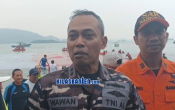 Komandan Lanal Banten bersama peserta membentangkan bendera Merah Putih raksasa di perairan Selat Sunda saat peringatan HUT ke-81 RI di Pulau Merak Besar, Kabupaten Cilegon, Sabtu, 15 Agustus 2026