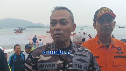 Komandan Lanal Banten bersama peserta membentangkan bendera Merah Putih raksasa di perairan Selat Sunda saat peringatan HUT ke-81 RI di Pulau Merak Besar, Kabupaten Cilegon, Sabtu, 15 Agustus 2026