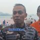 Komandan Lanal Banten bersama peserta membentangkan bendera Merah Putih raksasa di perairan Selat Sunda saat peringatan HUT ke-81 RI di Pulau Merak Besar, Kabupaten Cilegon, Sabtu, 15 Agustus 2026