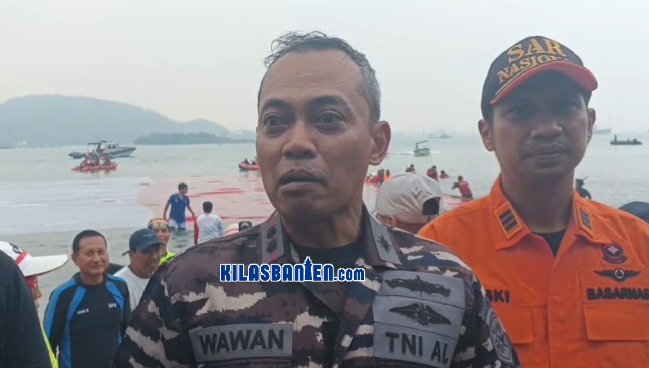 Komandan Lanal Banten bersama peserta membentangkan bendera Merah Putih raksasa di perairan Selat Sunda saat peringatan HUT ke-81 RI di Pulau Merak Besar, Kabupaten Cilegon, Sabtu, 15 Agustus 2026