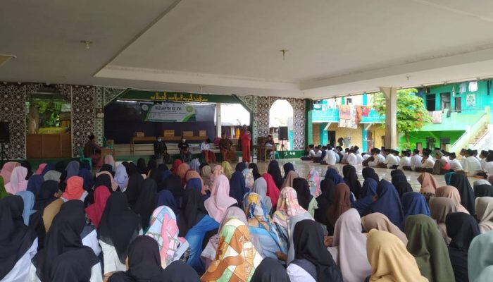 Mahfudz Sahari memberikan sambutan usai ditetapkan sebagai Lurah Pondok Pesantren Al-Fathaniyah periode 2022-2024 dalam Sidang Pleno IV MUSANTRI XVI di Aula Utama Pondok Pesantren Al-Fathaniyah, Tengkele, Kota Serang, Jumat (28/1/2022).
