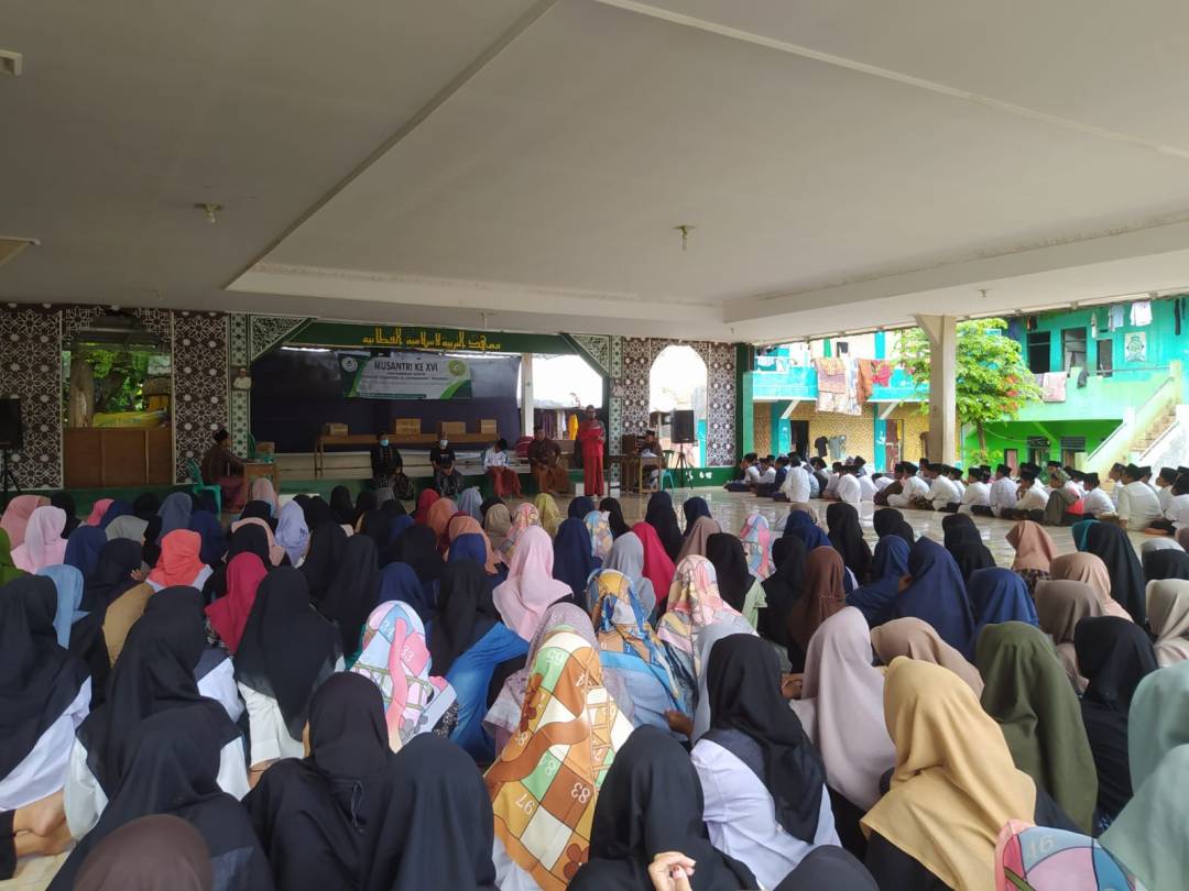 Mahfudz Sahari memberikan sambutan usai ditetapkan sebagai Lurah Pondok Pesantren Al-Fathaniyah periode 2022-2024 dalam Sidang Pleno IV MUSANTRI XVI di Aula Utama Pondok Pesantren Al-Fathaniyah, Tengkele, Kota Serang, Jumat (28/1/2022).