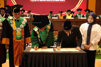 Menteri Desa dan Pembangunan Daerah Tertinggal Yandri Susanto memberikan orasi ilmiah pada Wisuda Sarjana ke-43 dan Pascasarjana ke-29 UIN Sultan Maulana Hasanuddin Banten di Kota Serang, Sabtu (8/8/2026).