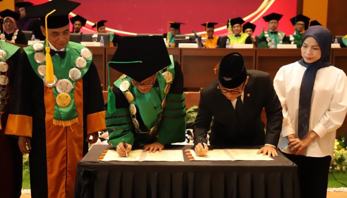 Menteri Desa dan Pembangunan Daerah Tertinggal Yandri Susanto memberikan orasi ilmiah pada Wisuda Sarjana ke-43 dan Pascasarjana ke-29 UIN Sultan Maulana Hasanuddin Banten di Kota Serang, Sabtu (8/8/2026).