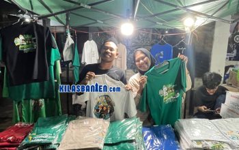 BUMP PMII Provinsi Banten di Bazar Expo Muktamar NU ke-35, Jombang. Beragam kaus dan merchandise bertema NU menjadi incaran peserta hingga mencatat penjualan ribuan produk.