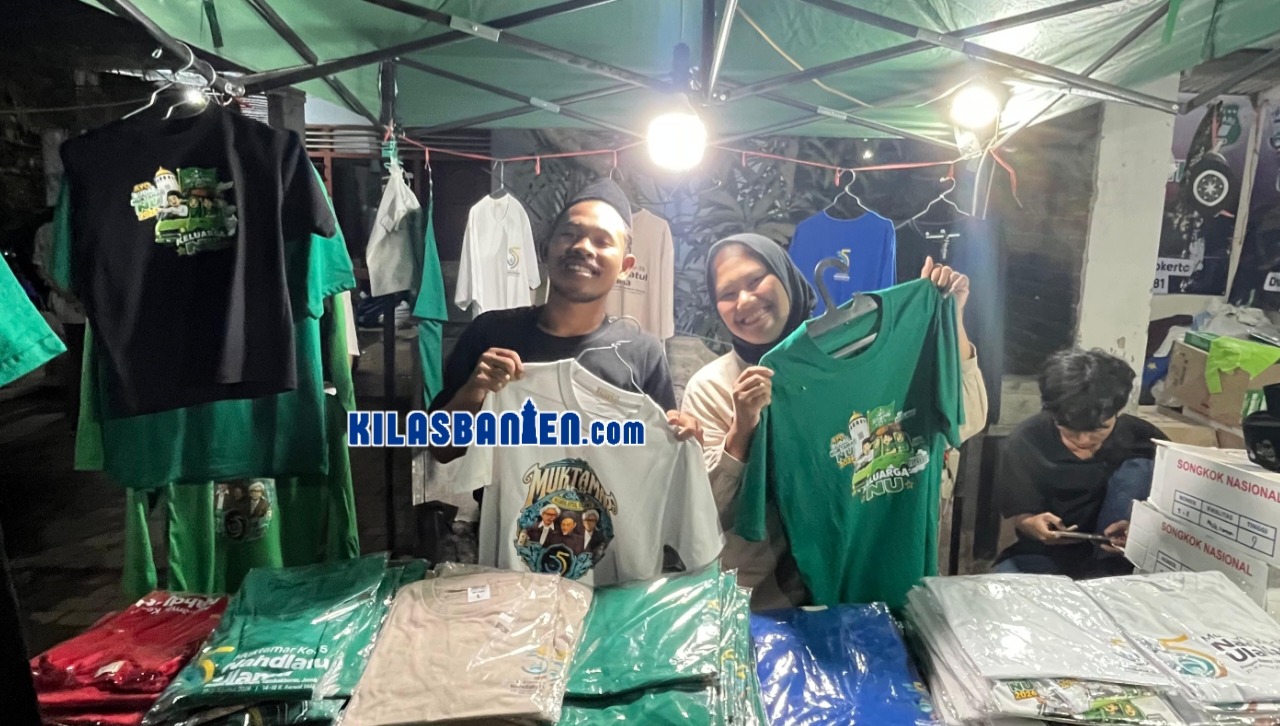 BUMP PMII Provinsi Banten di Bazar Expo Muktamar NU ke-35, Jombang. Beragam kaus dan merchandise bertema NU menjadi incaran peserta hingga mencatat penjualan ribuan produk.