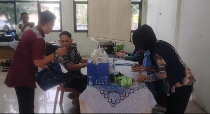 Petugas Bapenda Kabupaten Serang melayani masyarakat dalam program Warung BPHTB yang menghadirkan berbagai layanan perpajakan secara terpadu di tingkat kecamatan
