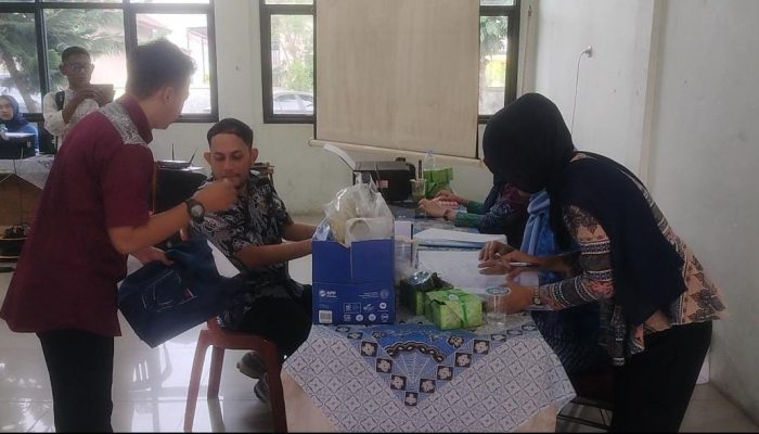 Petugas Bapenda Kabupaten Serang melayani masyarakat dalam program Warung BPHTB yang menghadirkan berbagai layanan perpajakan secara terpadu di tingkat kecamatan