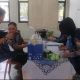 Petugas Bapenda Kabupaten Serang melayani masyarakat dalam program Warung BPHTB yang menghadirkan berbagai layanan perpajakan secara terpadu di tingkat kecamatan