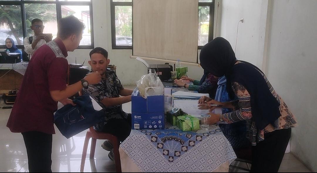 Petugas Bapenda Kabupaten Serang melayani masyarakat dalam program Warung BPHTB yang menghadirkan berbagai layanan perpajakan secara terpadu di tingkat kecamatan
