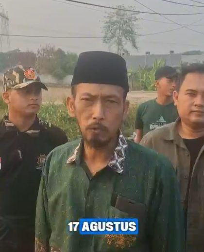 Pengurus MWCNU Kragilan bersama Banser, Ansor, dan warga bergotong royong membersihkan tumpukan sampah di salah satu ruas jalan di Kecamatan Kragilan, Kabupaten Serang, Selasa (11/8/2026).