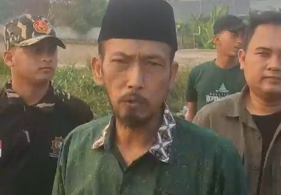 Pengurus MWCNU Kragilan bersama Banser, Ansor, dan warga bergotong royong membersihkan tumpukan sampah di salah satu ruas jalan di Kecamatan Kragilan, Kabupaten Serang, Selasa (11/8/2026).