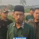 Pengurus MWCNU Kragilan bersama Banser, Ansor, dan warga bergotong royong membersihkan tumpukan sampah di salah satu ruas jalan di Kecamatan Kragilan, Kabupaten Serang, Selasa (11/8/2026).