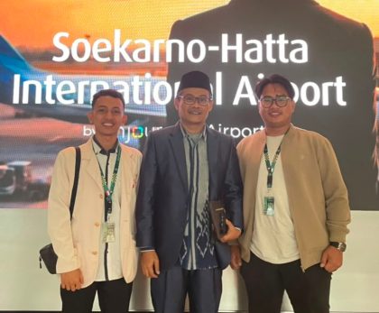 Rektor UIN Sultan Maulana Hasanuddin Banten, Prof Muhammad Ishom, memberikan arahan kepada tiga mahasiswa peserta Kukerta Internasional sebelum keberangkatan menuju Filipina.