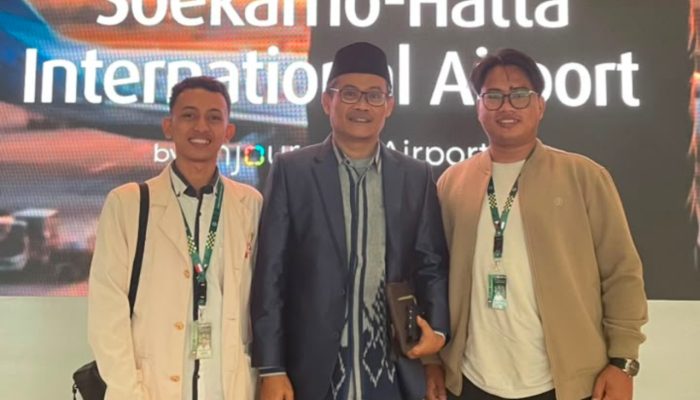 Rektor UIN Sultan Maulana Hasanuddin Banten, Prof Muhammad Ishom, memberikan arahan kepada tiga mahasiswa peserta Kukerta Internasional sebelum keberangkatan menuju Filipina.