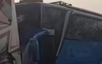 Sejumlah bus pariwisata mengalami kerusakan setelah terlibat kecelakaan beruntun di Tol Tangerang-Merak. Polisi menduga kejadian dipicu aktivitas pemburu klakson telolet di bahu jalan tol.