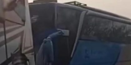 Sejumlah bus pariwisata mengalami kerusakan setelah terlibat kecelakaan beruntun di Tol Tangerang-Merak. Polisi menduga kejadian dipicu aktivitas pemburu klakson telolet di bahu jalan tol.