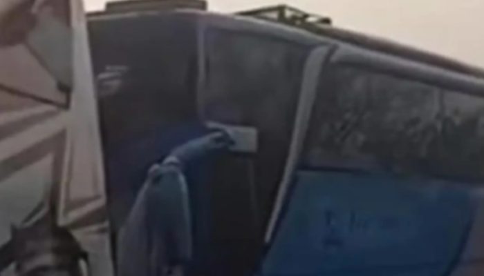Sejumlah bus pariwisata mengalami kerusakan setelah terlibat kecelakaan beruntun di Tol Tangerang-Merak. Polisi menduga kejadian dipicu aktivitas pemburu klakson telolet di bahu jalan tol.