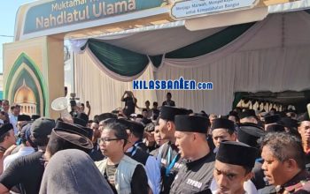 Suasana di depan ruang Sidang Pleno IV Muktamar Ke-35 NU memanas ketika massa aksi terlibat saling dorong dengan petugas keamanan menyusul polemik syarat pencalonan Ketua Umum PBNU.