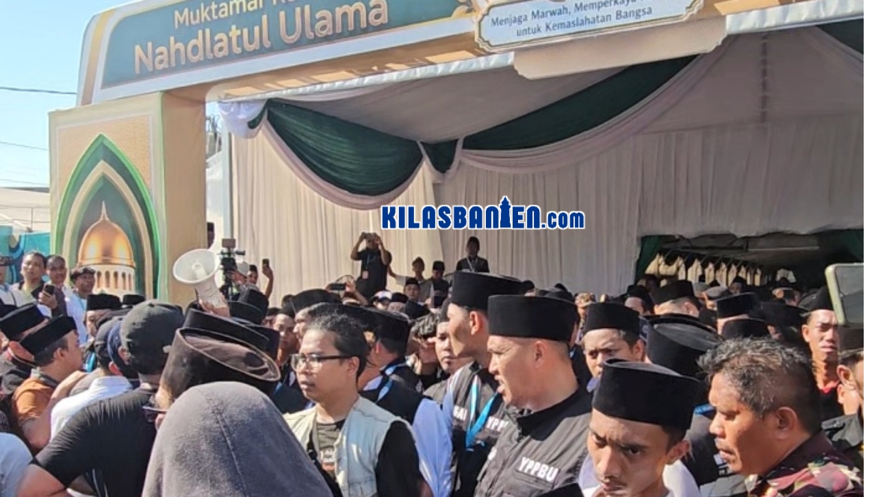Suasana di depan ruang Sidang Pleno IV Muktamar Ke-35 NU memanas ketika massa aksi terlibat saling dorong dengan petugas keamanan menyusul polemik syarat pencalonan Ketua Umum PBNU.
