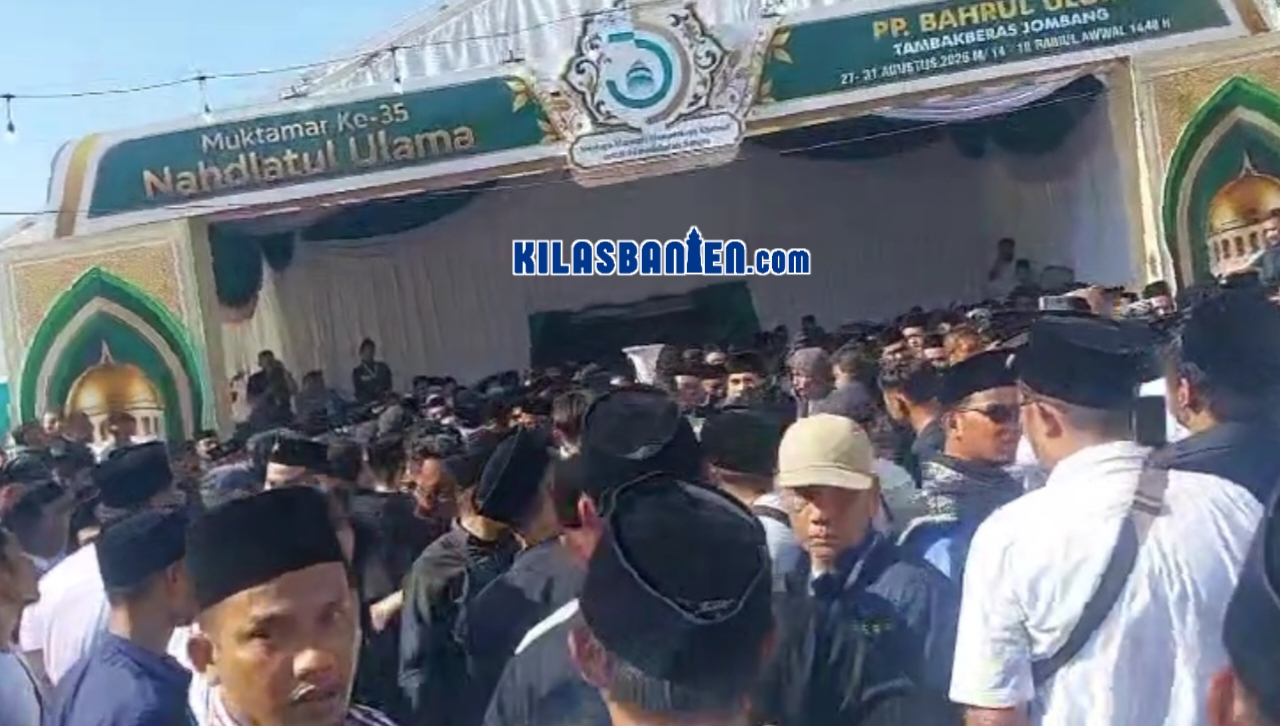 Suasana masa aksi Muktamar ke-35 Nahdlatul Ulama di Jombang memanas setelah peserta mengesahkan aturan masa idah politik sebagai syarat pencalonan Ketua Umum PBNU, Minggu (30/8/2026)