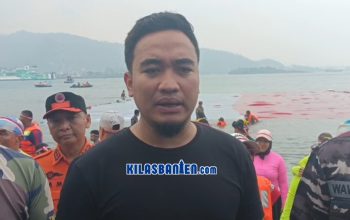 Wali Kota Cilegon, Robinsar mengikuti Pembentangan bendera Merah Putih berukuran sekitar 100,40 meter x 25 meter di perairan Pulau Merak Besar, Kota Cilegon, dalam rangka peringatan HUT ke-81 Kemerdekaan Republik Indonesia.