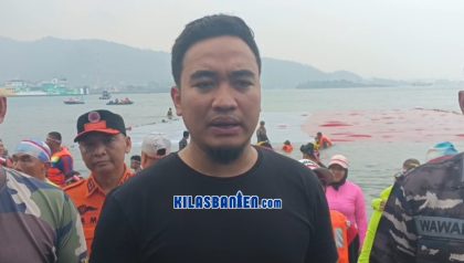 Wali Kota Cilegon, Robinsar mengikuti Pembentangan bendera Merah Putih berukuran sekitar 100,40 meter x 25 meter di perairan Pulau Merak Besar, Kota Cilegon, dalam rangka peringatan HUT ke-81 Kemerdekaan Republik Indonesia.
