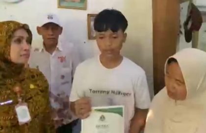 Mewakili Wali Kota Serang Budi Rustandi Kadis Kominfo Kota Serang Tri Ningsih menyerahkan ijazah kepada Viki Hermawan setelah membantu melunasi tunggakan biaya pendidikan menggunakan dana pribadi.