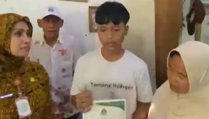 Mewakili Wali Kota Serang Budi Rustandi Kadis Kominfo Kota Serang Tri Ningsih menyerahkan ijazah kepada Viki Hermawan setelah membantu melunasi tunggakan biaya pendidikan menggunakan dana pribadi.